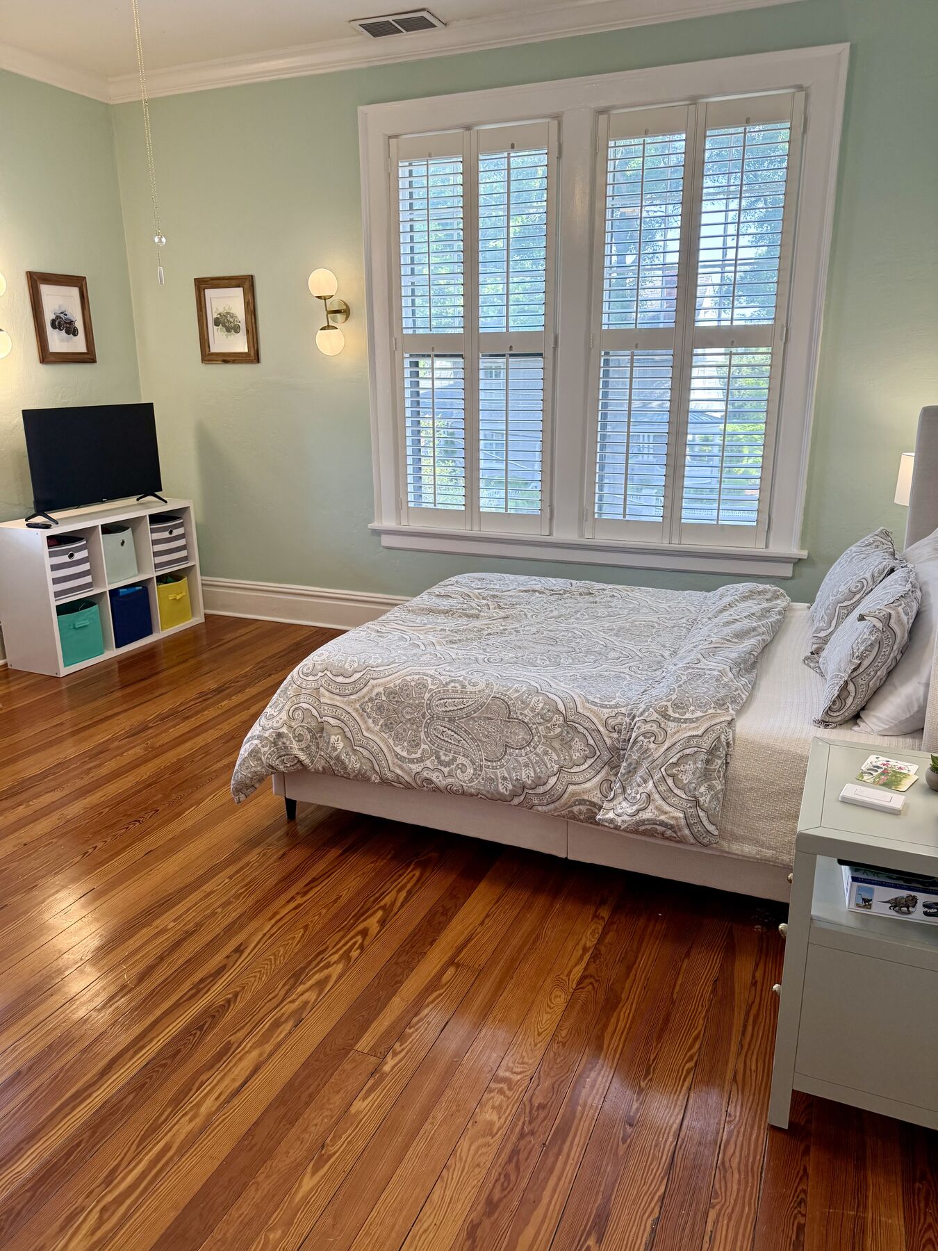 Guest bedroom with paisley bedding